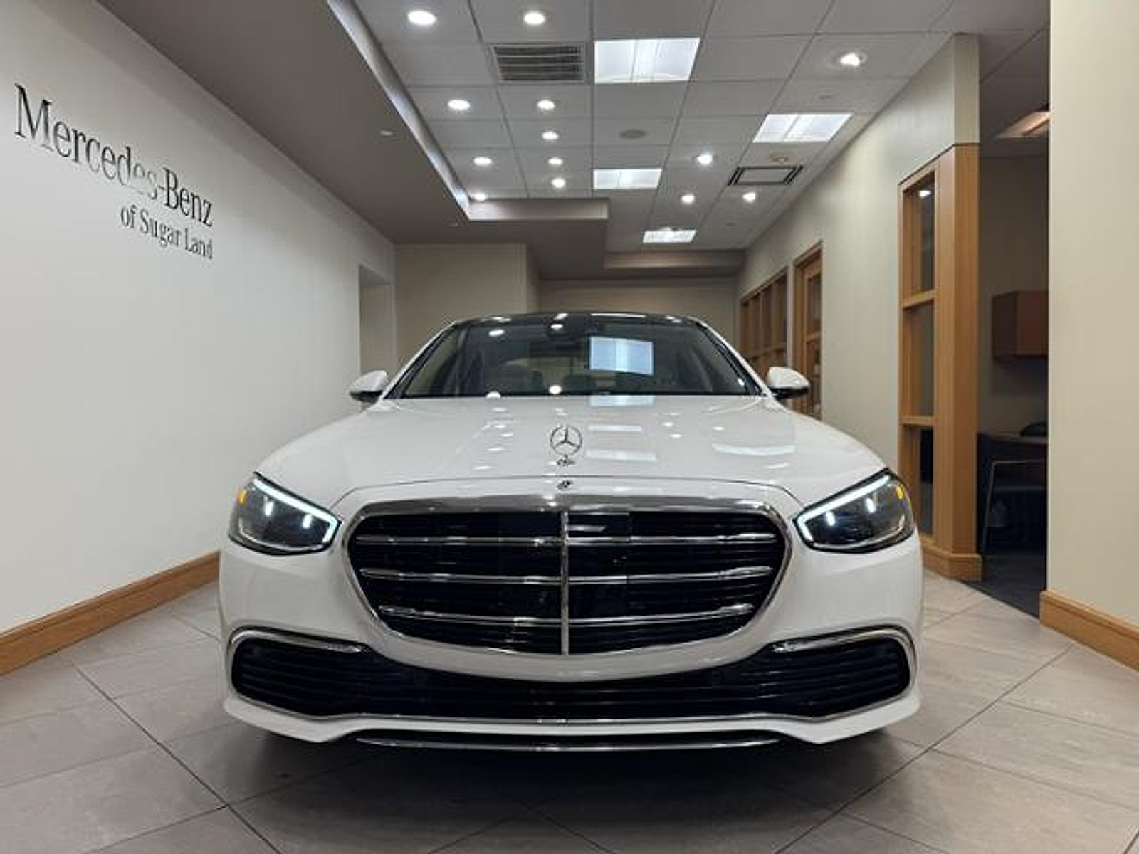Certified Used 2026 MANUFAKTUR Moonlight White Metallic Mercedes-Benz 4MATIC® image 2
