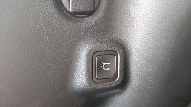 Used 2022 Velvet Red Pearlcoat Jeep Latitude image 29