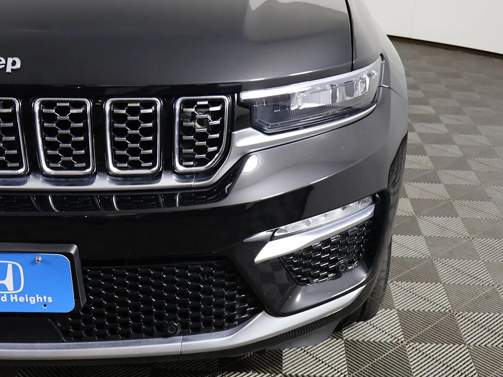 Used 2023 Diamond Black Jeep Summit Reserve image 18