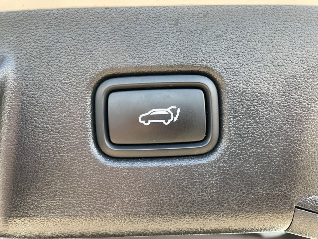 Used 2025 White Hyundai SEL image 30