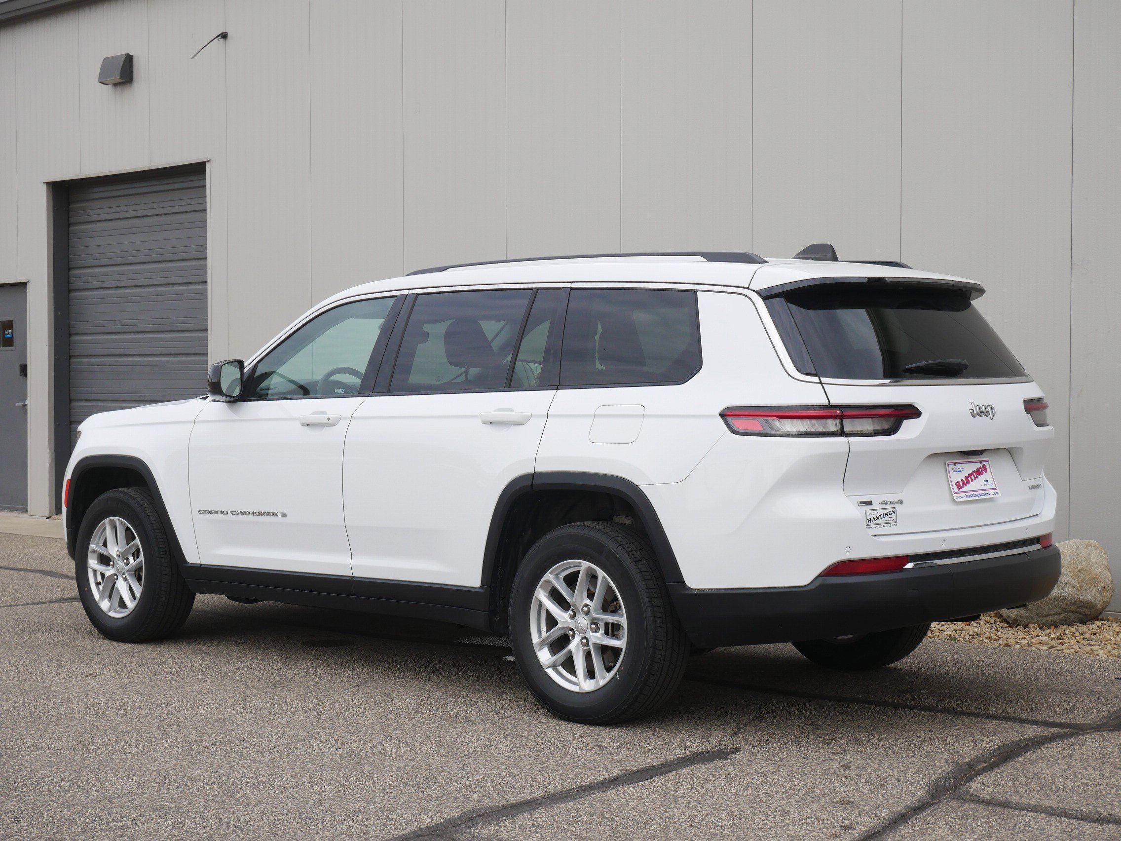 2023 Jeep Grand Cherokee Laredo photo 2
