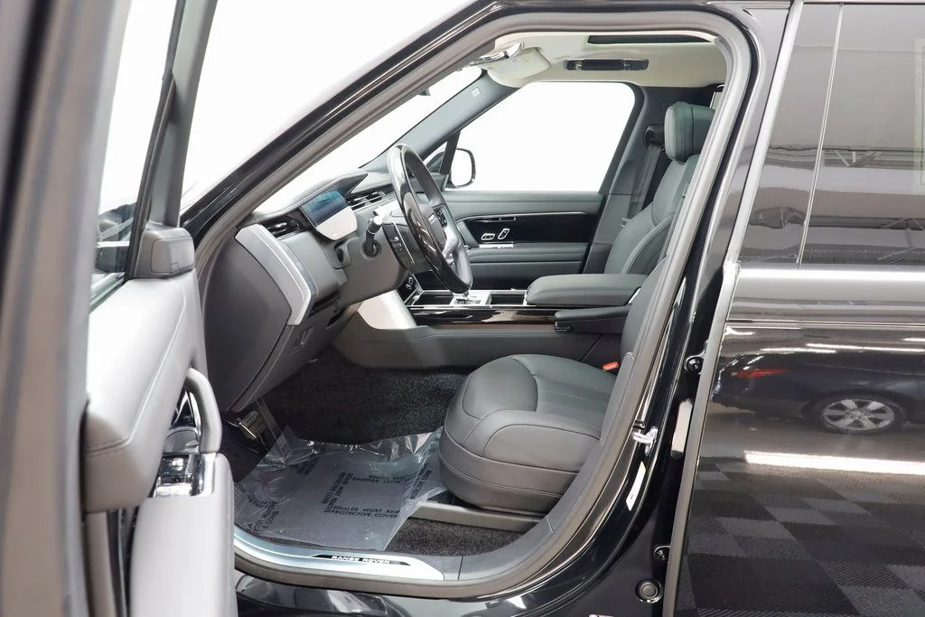 New 2025 Black Land Rover SE LWB 7 Passenger image 7