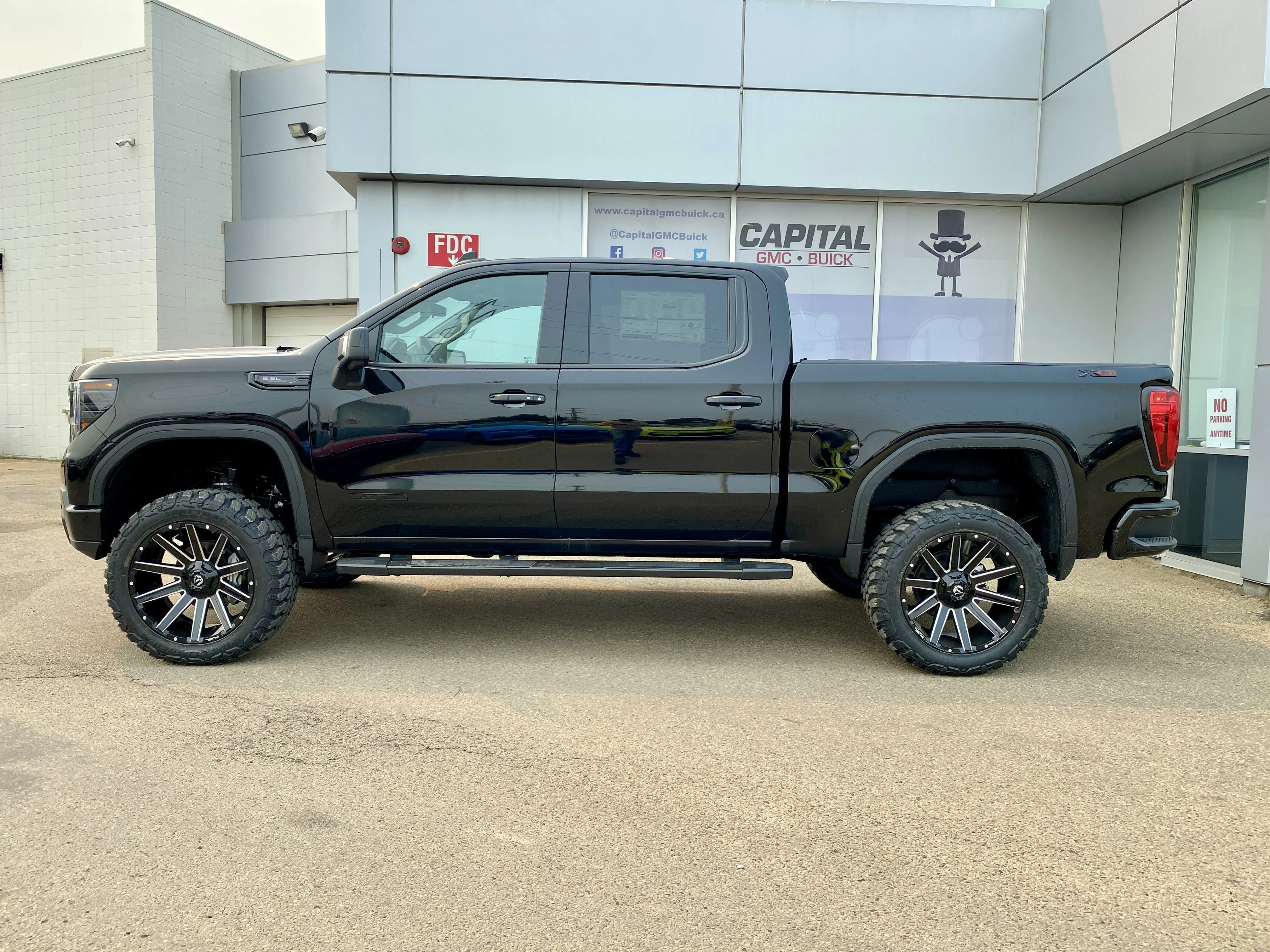New 2026 ONYX BLACK GMC Elevation image 3