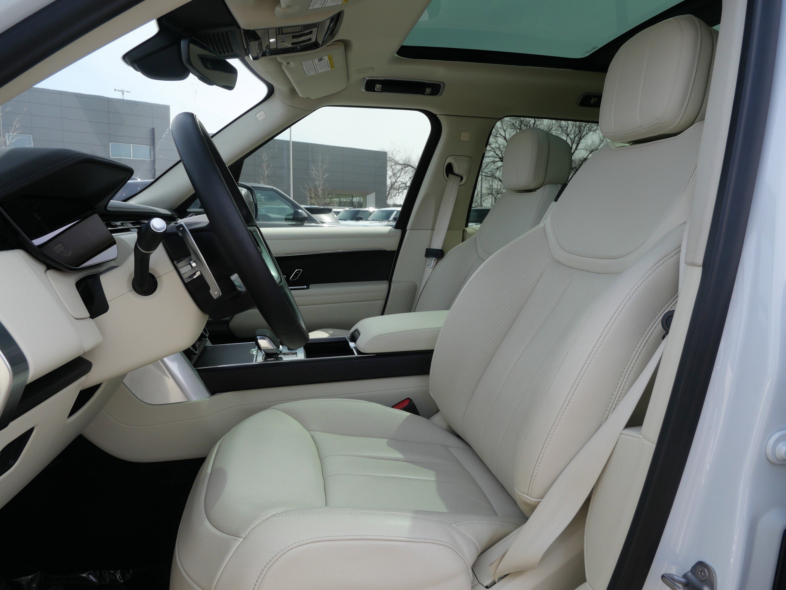 Used 2023 Fuji White Land Rover SE image 12