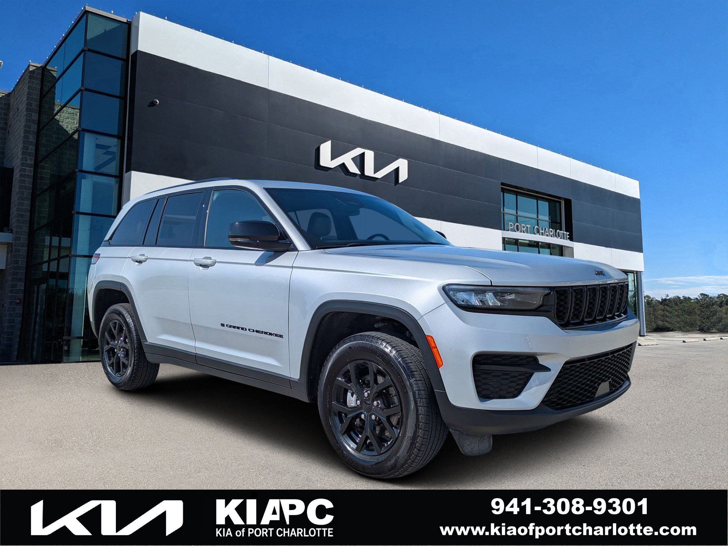 Used 2025 Silver Zynith Jeep Altitude image 1