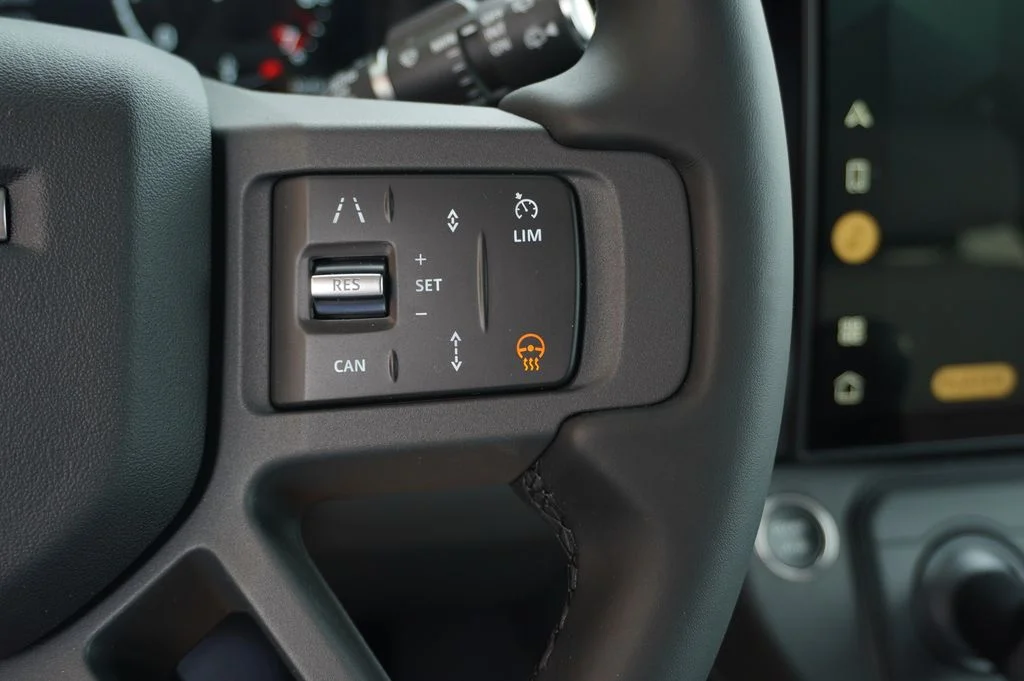 New 2026 Woolstone Green Land Rover X-Dynamic SE image 17
