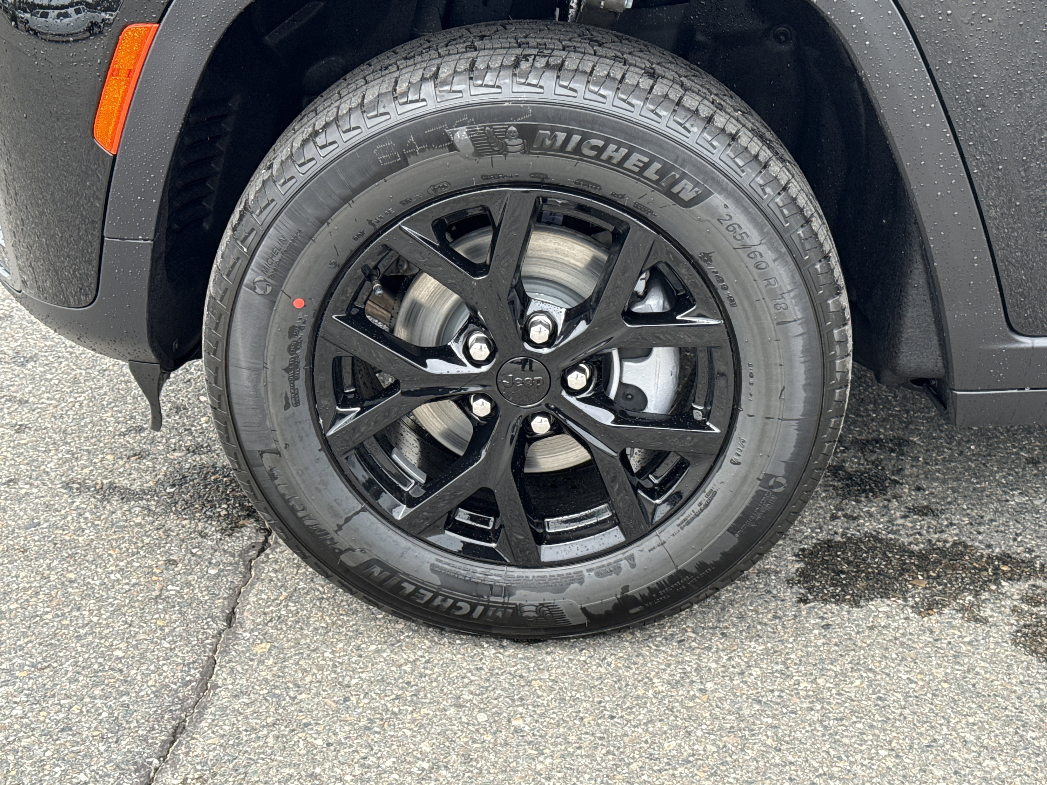 New 2026 Diamond Black Crystal Pearl-Coat Exterior Paint Jeep Laredo Altitude image 2