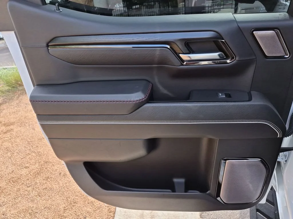 Used 2022 White GMC AT4X image 18