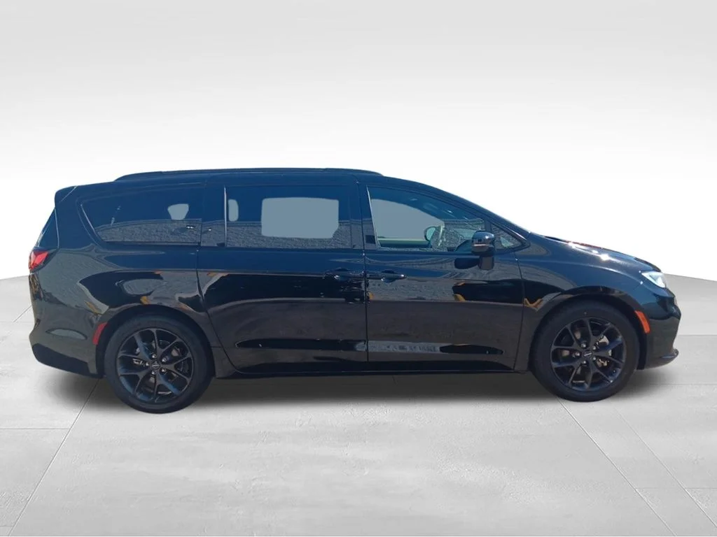 Used 2025 Diamond Black Crystal Pearlcoat Chrysler Limited image 8