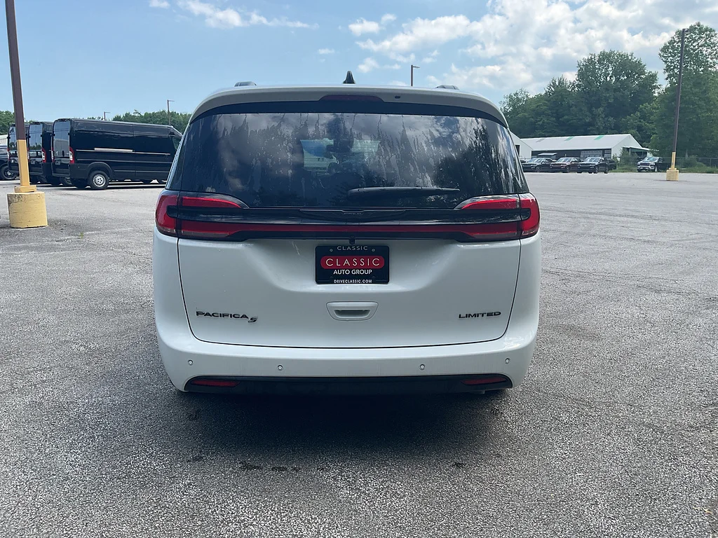 New 2026 Bright White Clear-Coat Exterior Paint Chrysler Limited image 6