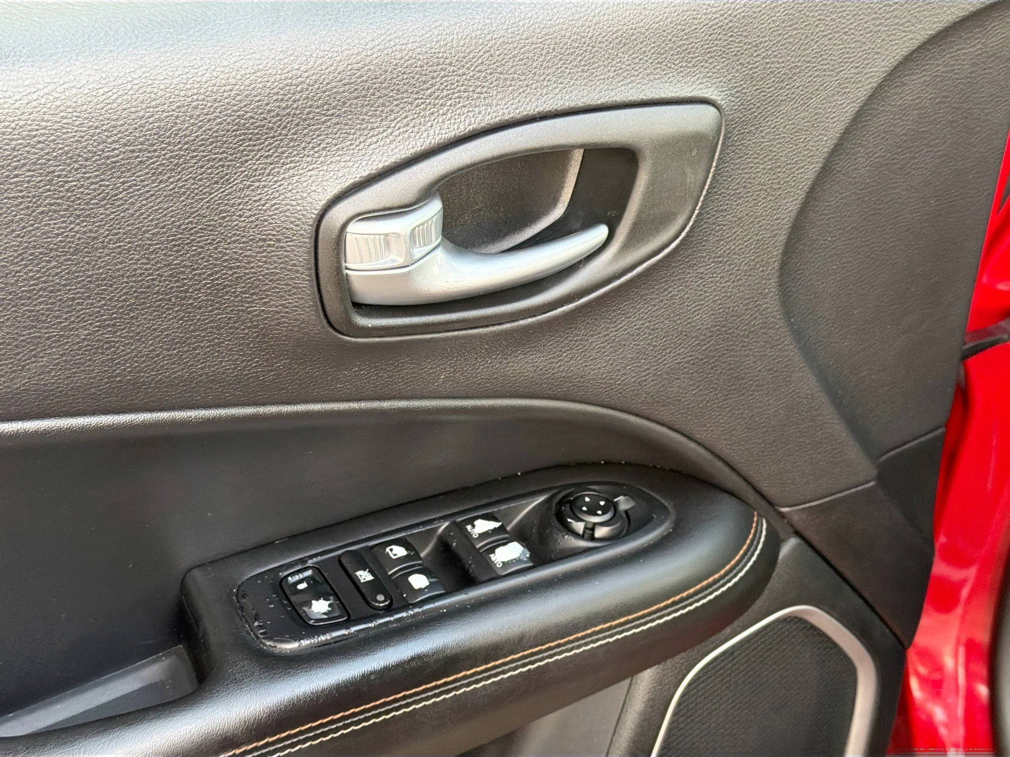 Used 2018 Redline Pearlcoat Jeep Latitude image 22