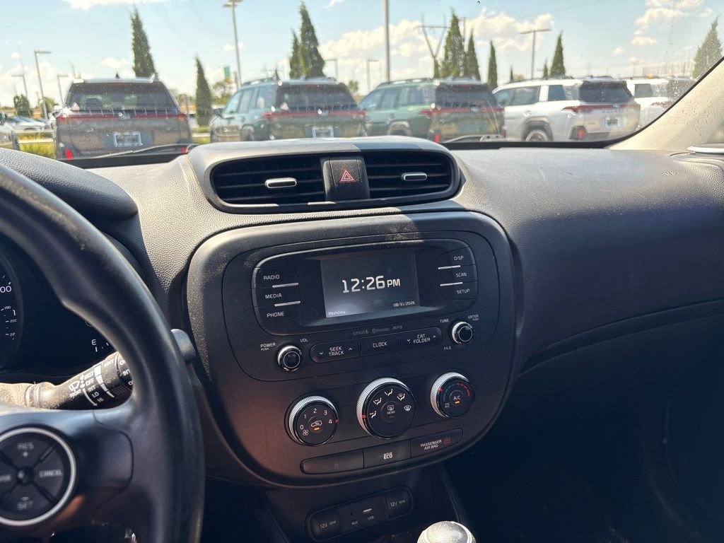 Used 2016 White Kia Base image 3