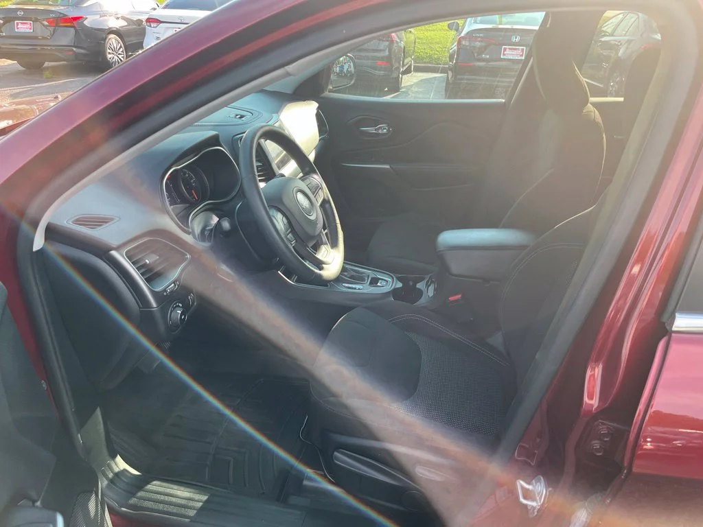 Used 2019 Red Jeep Latitude image 42