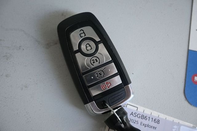 Used 2025 Black Metallic Ford Platinum image 24