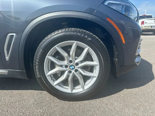 Used 2019 Gray BMW xDrive40i image 13