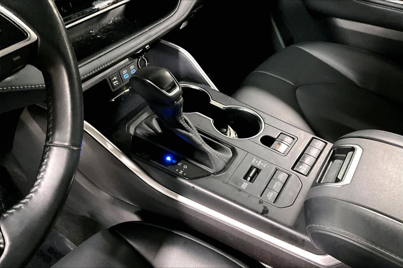 Used 2022 Moon Dust Toyota XLE image 17