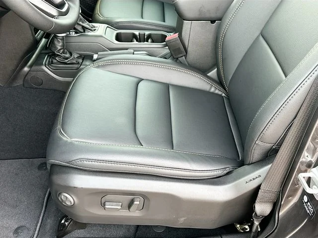 New 2026 Granite Crystal Metallic Clearcoat Jeep Sahara image 14