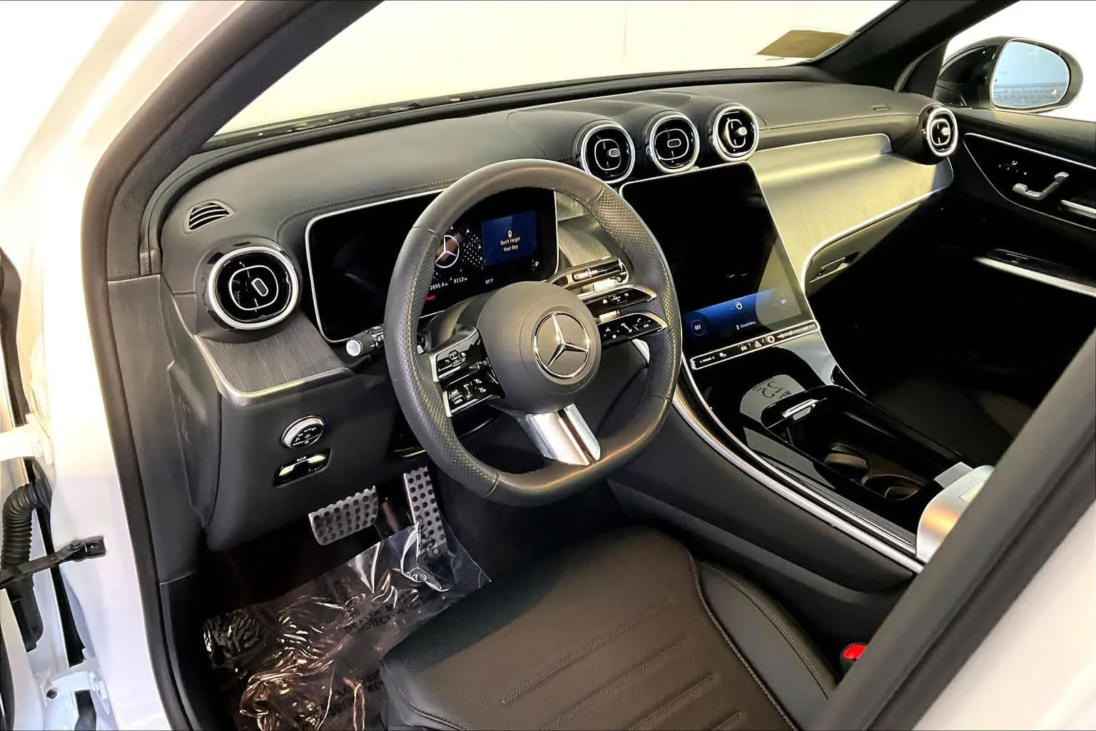 Certified Used 2025 Polar White Mercedes-Benz GLC 300 image 18