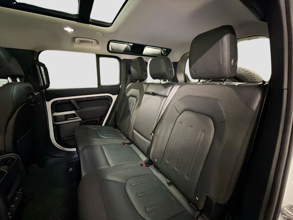 Used 2021 White Land Rover SE image 25