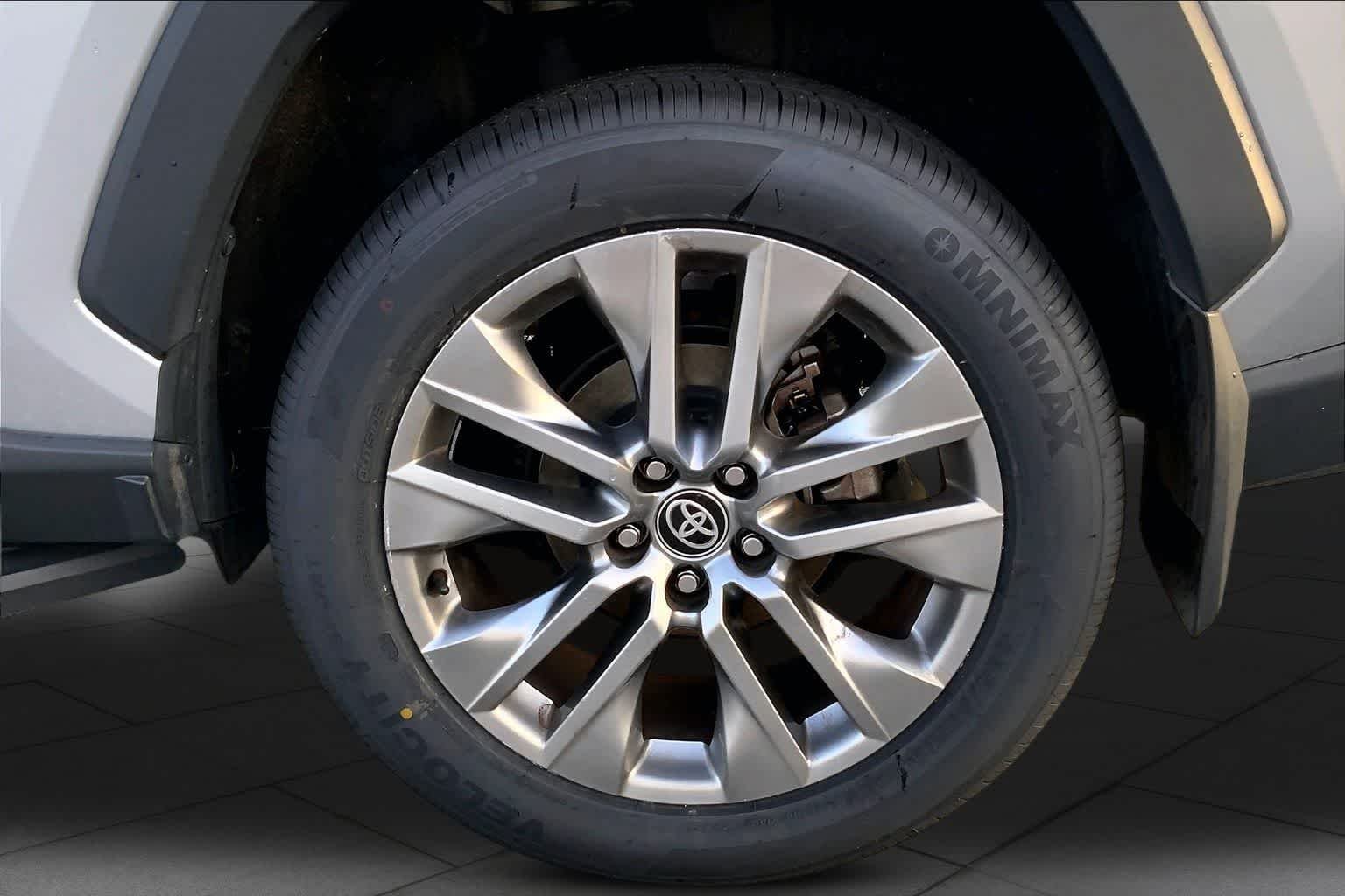 Used 2024 Silver Sky Metallic Toyota XLE Premium image 18