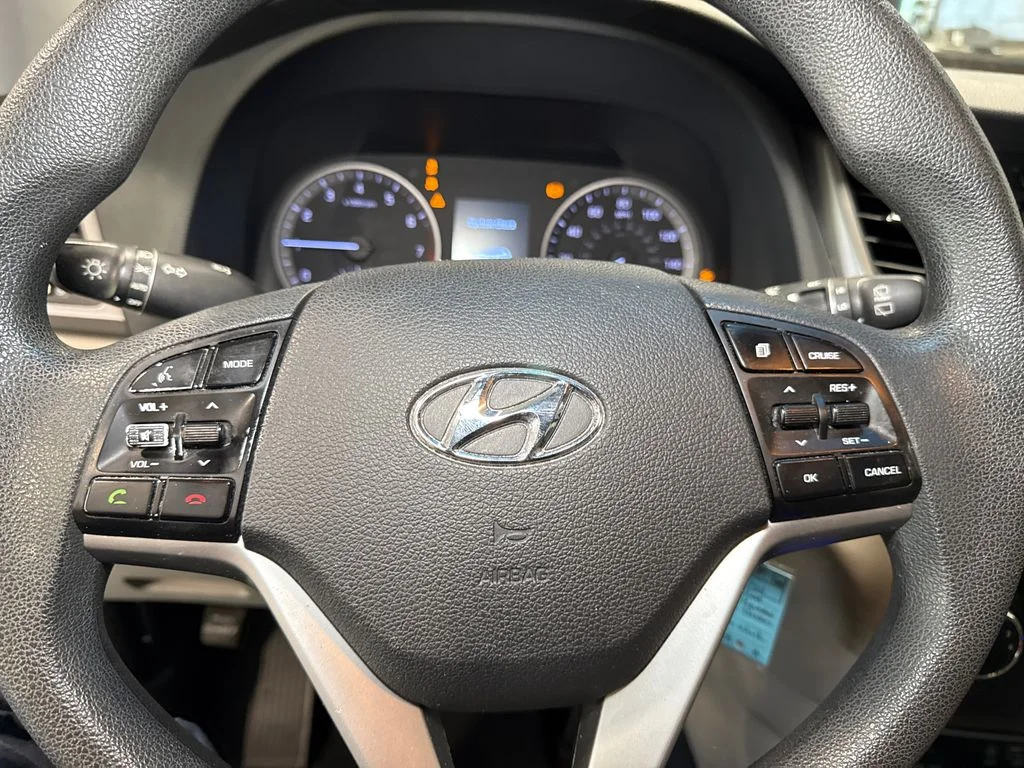 Used 2018 White Hyundai SE image 18