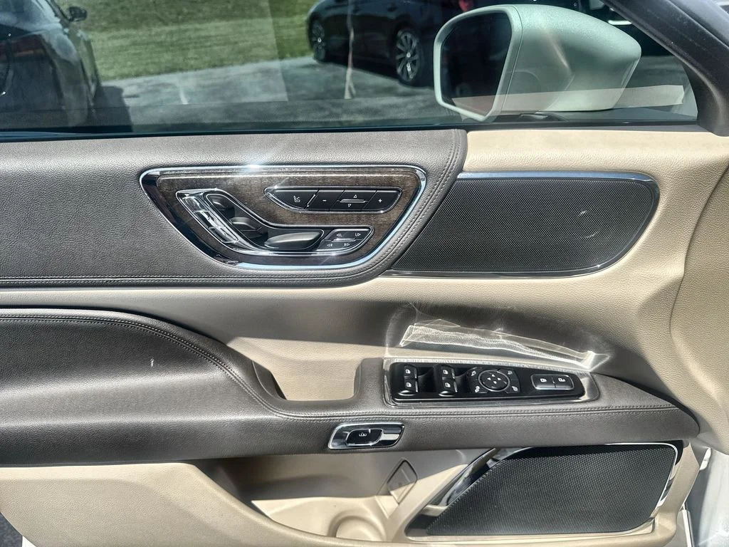 Used 2017 White Lincoln Select image 13