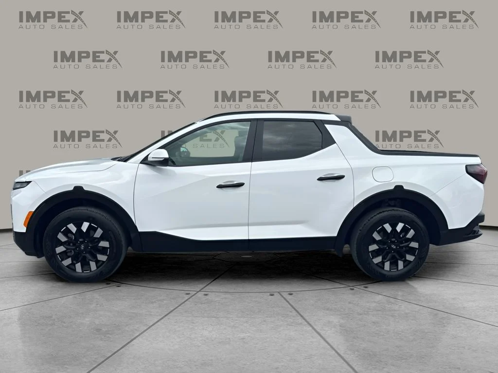 Used 2025 White Hyundai SEL image 2
