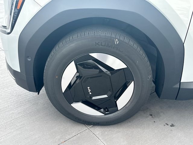 New 2026 Ivory Silver Kia Wind AWD image 33