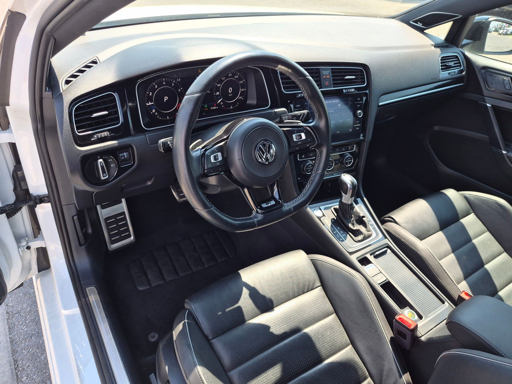 Used 2019 Oryx White Pearl Volkswagen DCC & Navigation 4Motion image 14