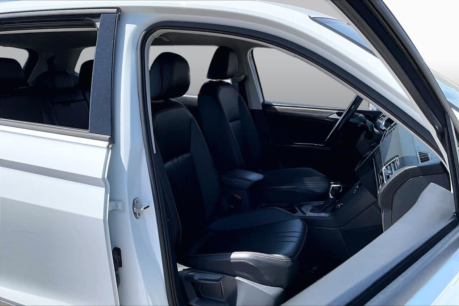 Used 2024 Pure White Volkswagen SE image 9
