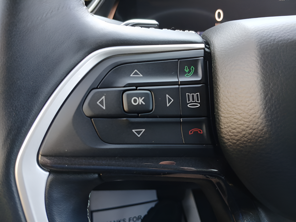 Used 2022 Black Jeep Altitude image 16