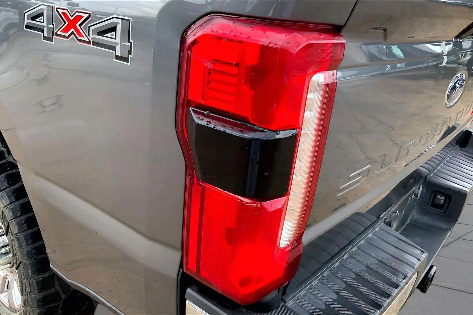 Used 2024 Carbonized Gray Metallic Ford LARIAT image 27