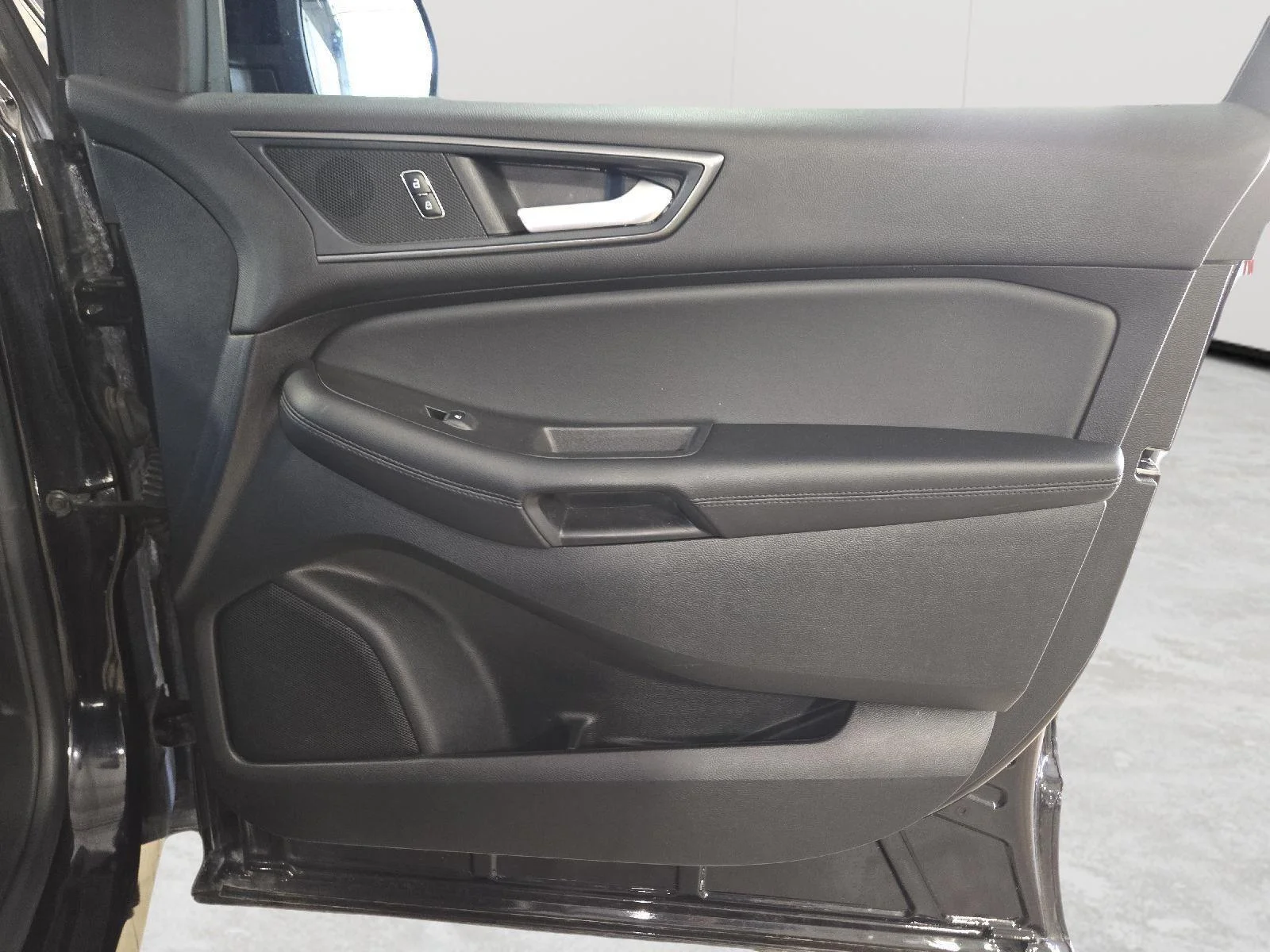 Used 2024 Agate Black Ford SE image 31