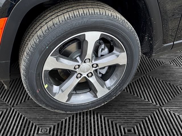 New 2026 Diamond Black Crystal Pearl-Coat Exterior Paint Jeep Limited image 9