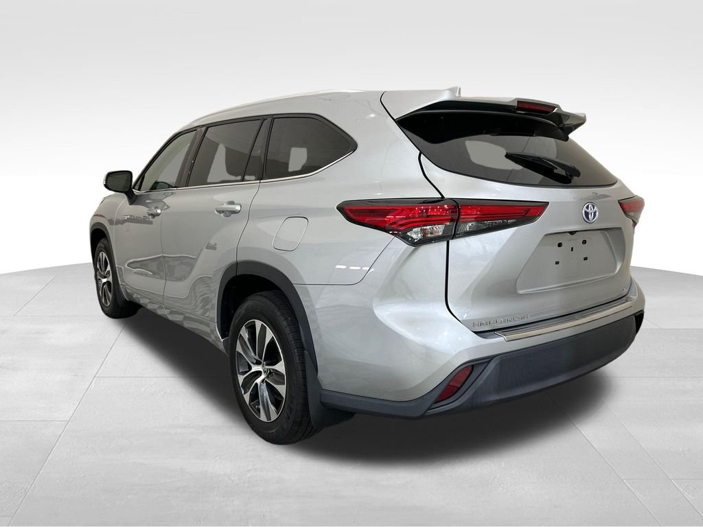 Used 2021 Silver Toyota XLE image 3