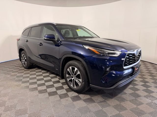 Used 2024  Toyota XLE image 1