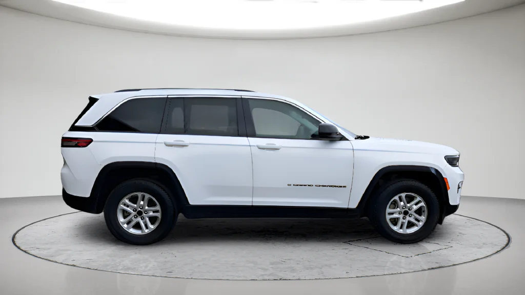 Used 2023 White Jeep Laredo image 4