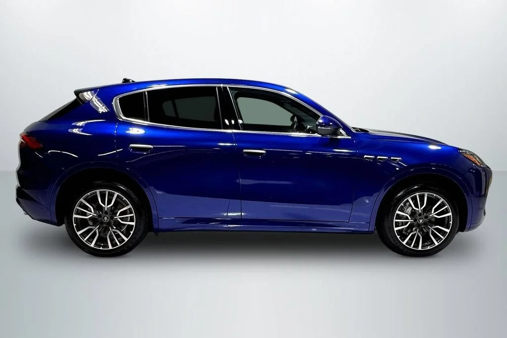 Used 2025 Blu Intenso Metallic Maserati  image 4
