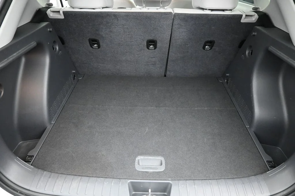Used 2025 White Hyundai SEL image 15