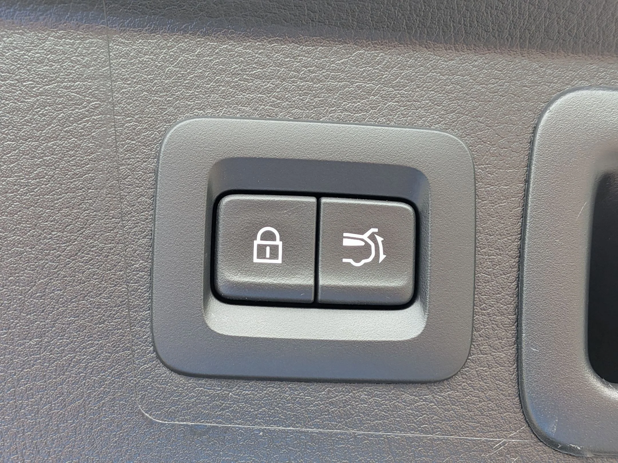 Used 2025 Wind Chill Pearl Mazda Premium Plus image 23