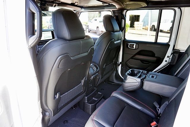 New 2026 Bright White Clear-Coat Exterior Paint Jeep Rubicon image 21