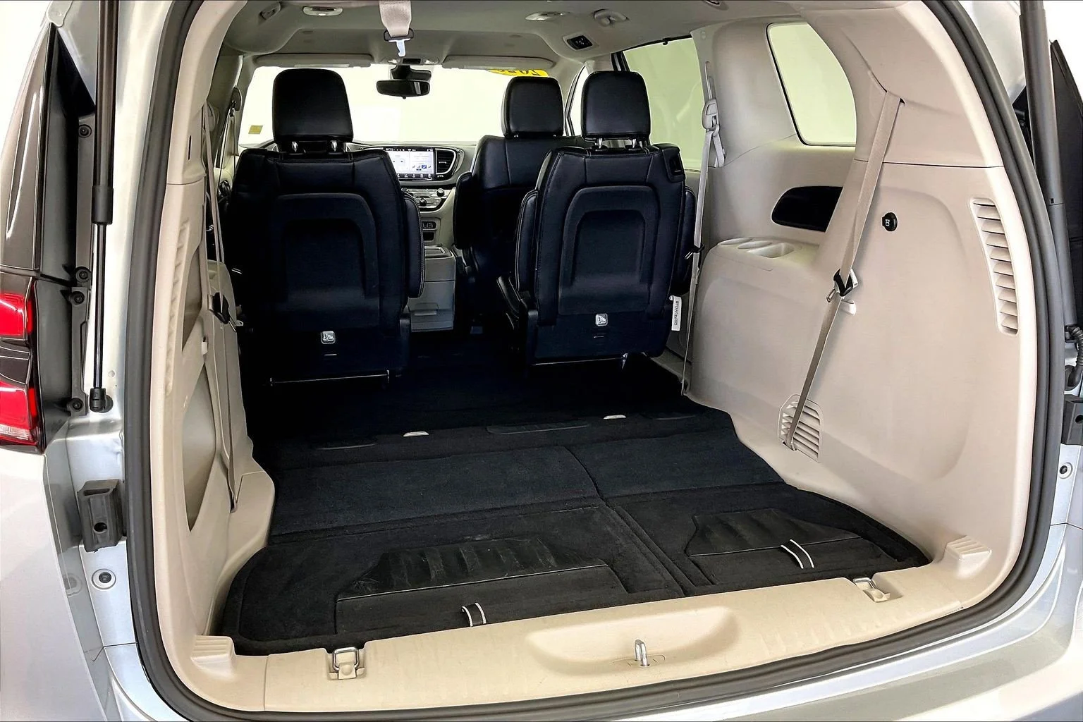 Used 2023 Silver Mist Clearcoat Chrysler Touring L image 27
