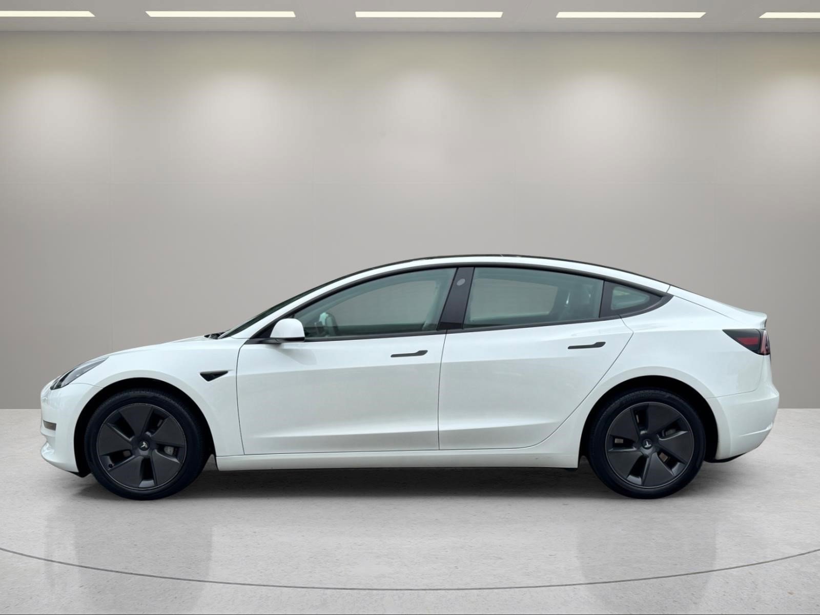 Used 2023  Tesla Base image 2