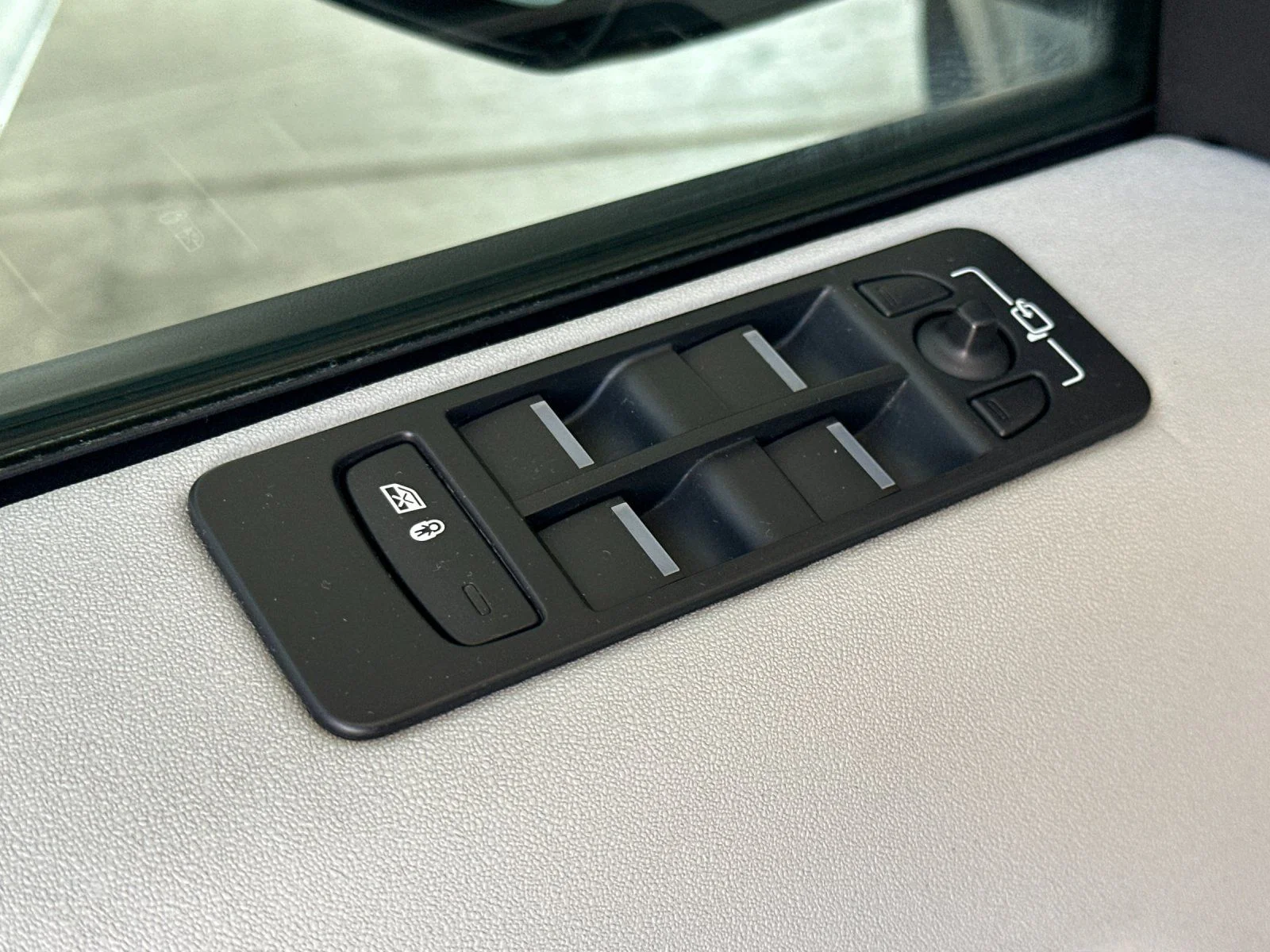 Used 2018  Land Rover HSE image 11