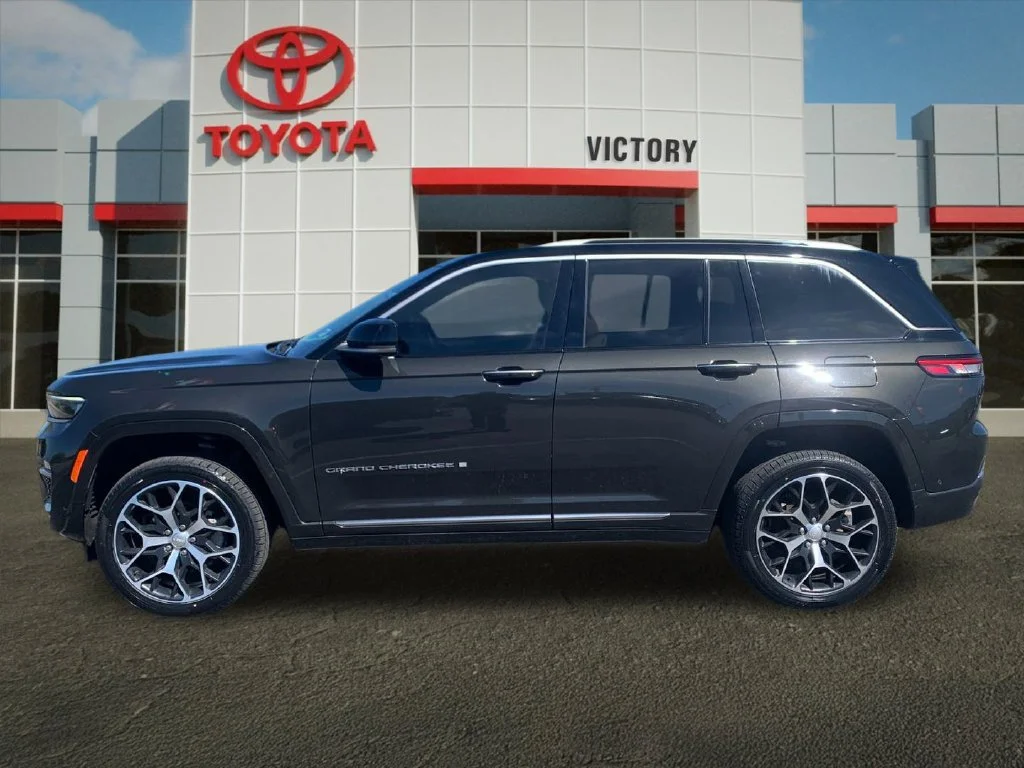 Used 2023  Jeep Summit Reserve image 6