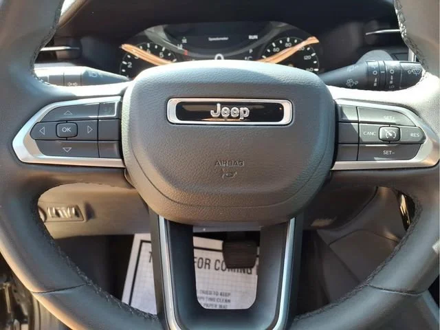 Used 2024  Jeep Latitude image 14