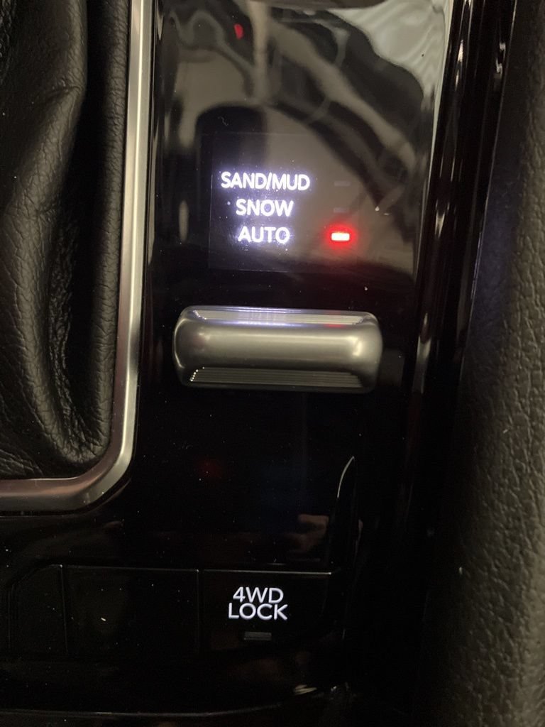 Used 2025 Diamond Black Crystal Pearlcoat Jeep Limited image 7