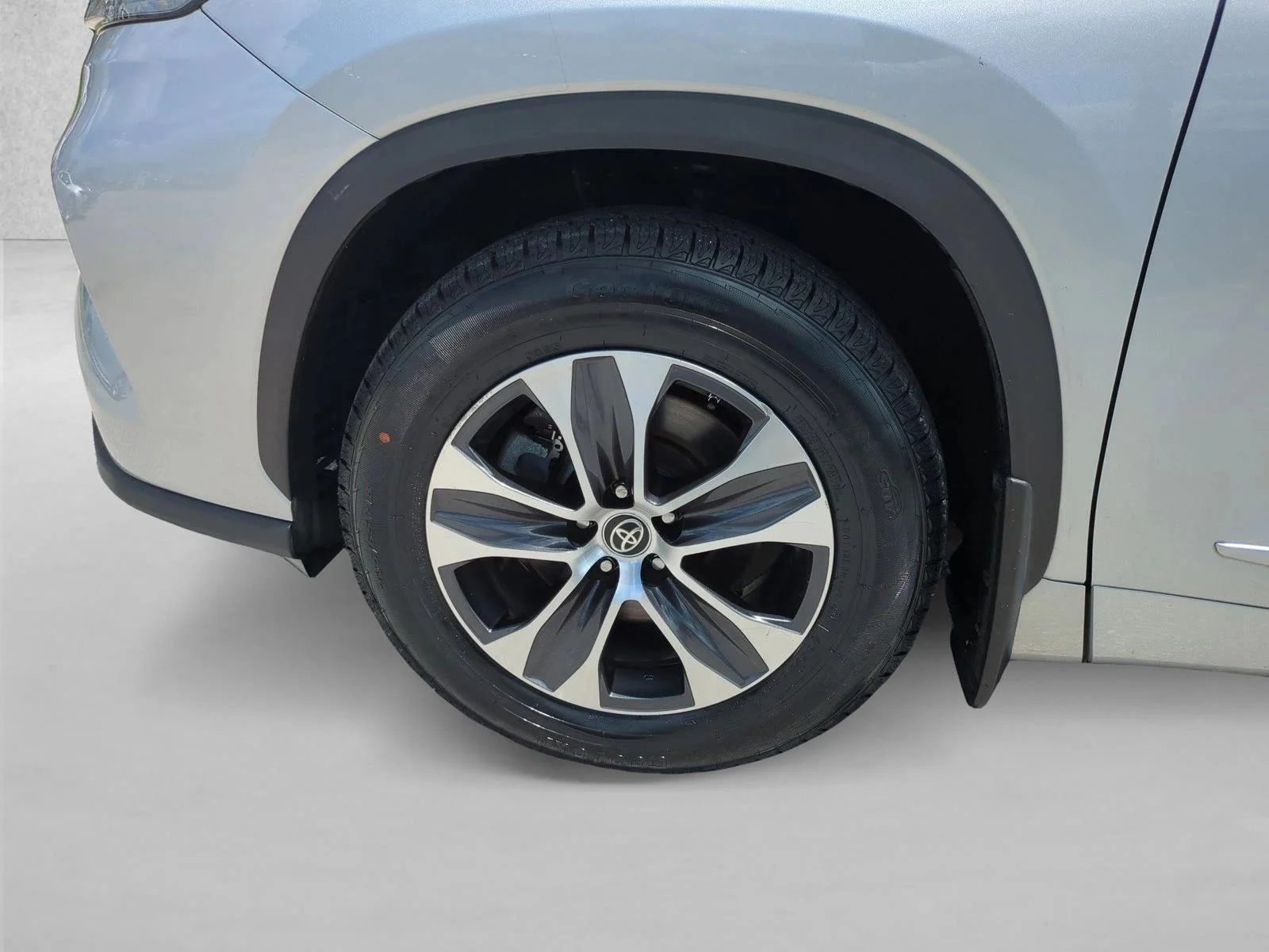 Used 2020 Celestial Silver Metallic Toyota XLE image 24