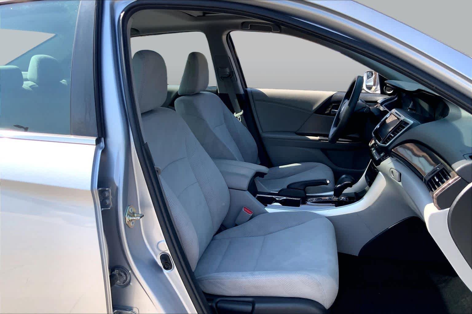 Used 2016 Lunar Silver Metallic Honda EX image 9