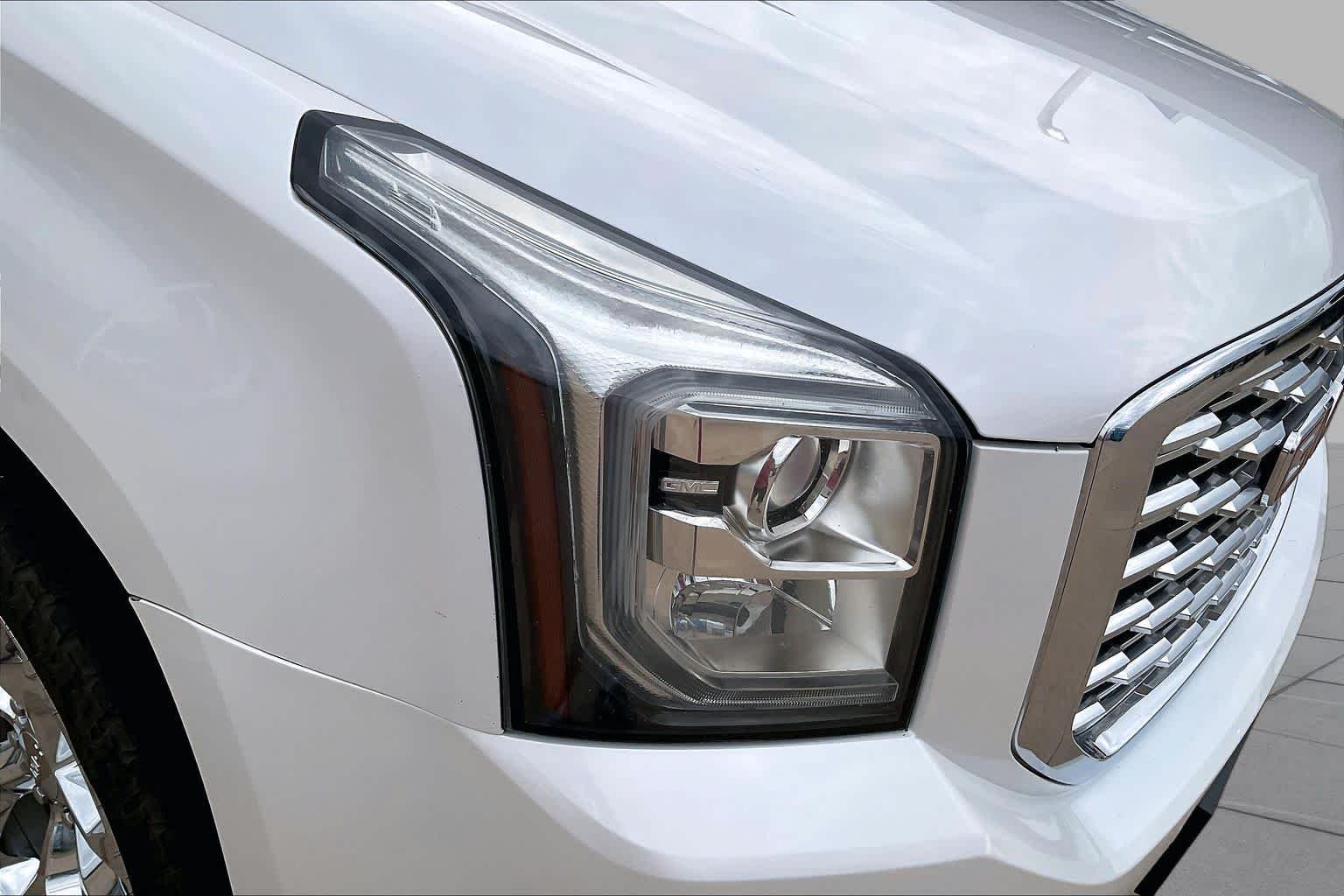 Used 2018 WHITE FROST TRICOAT GMC Denali image 27